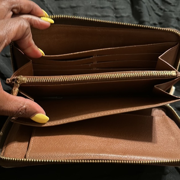 AUTHENTIC LOUIS VUITTON ZIPPY WALLET - Picture 11 of 17